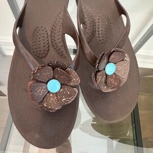 OKA-B Astrid thong brown wedge sandal w/brown flower & turquoise accent  Size ML